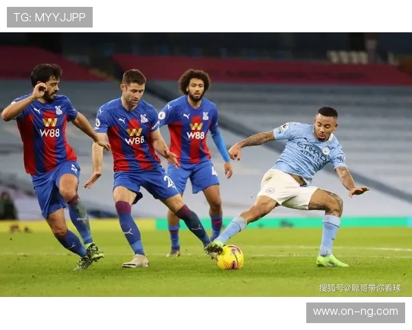 斯特拉斯堡主打5-3-2防守反击战术，依赖边路快速突袭