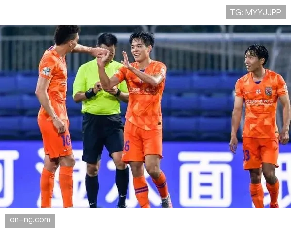 为测试新系统，本轮一场比赛裁判组尝试佩戴内置通讯系统的轻型摄像头执法