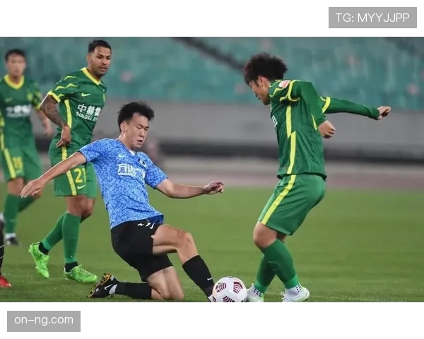 王鹏戴维森联手防守，青岛西海岸后防线表现稳健